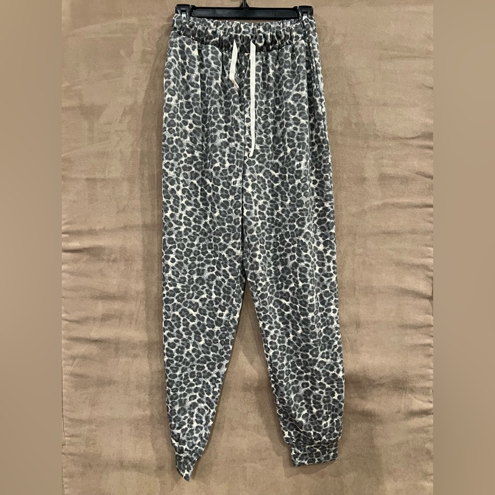 Zenana Outfitters Gray Leopard Print Pants